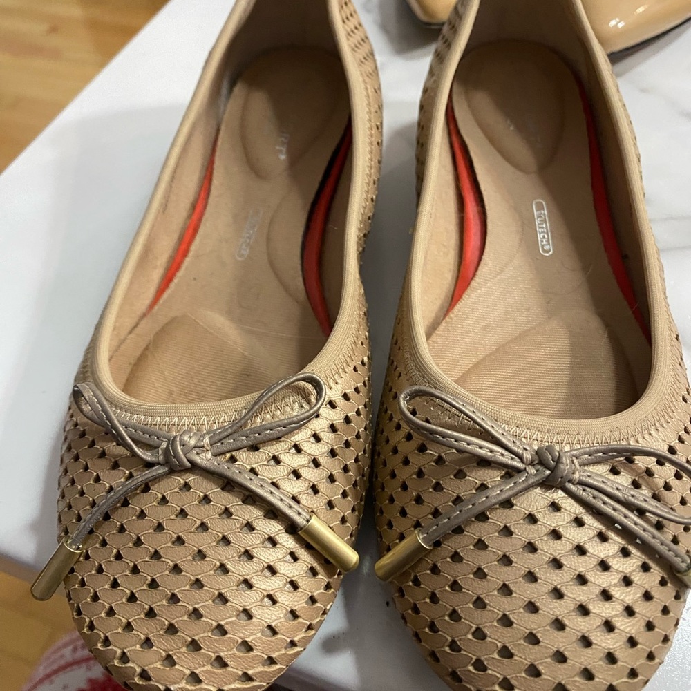 Rockport Chic Gold Ballet Flats with Bow Detail Ladies Size 5